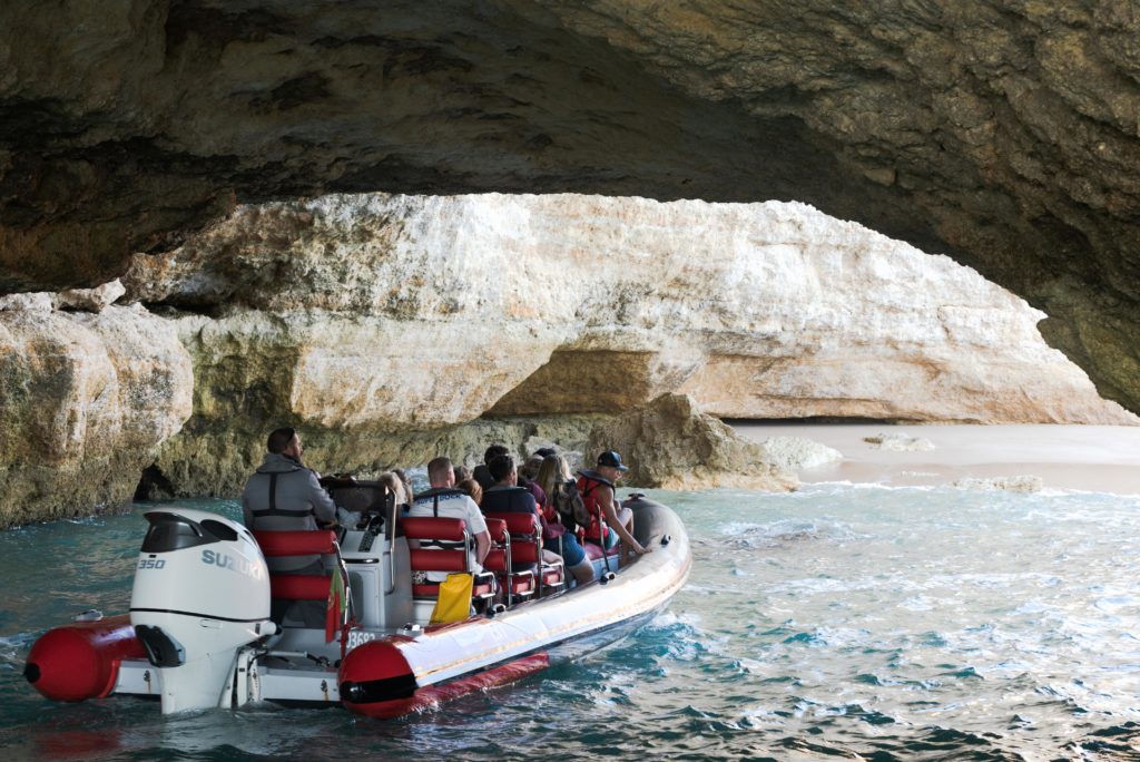 Admirer les grottes en bateau